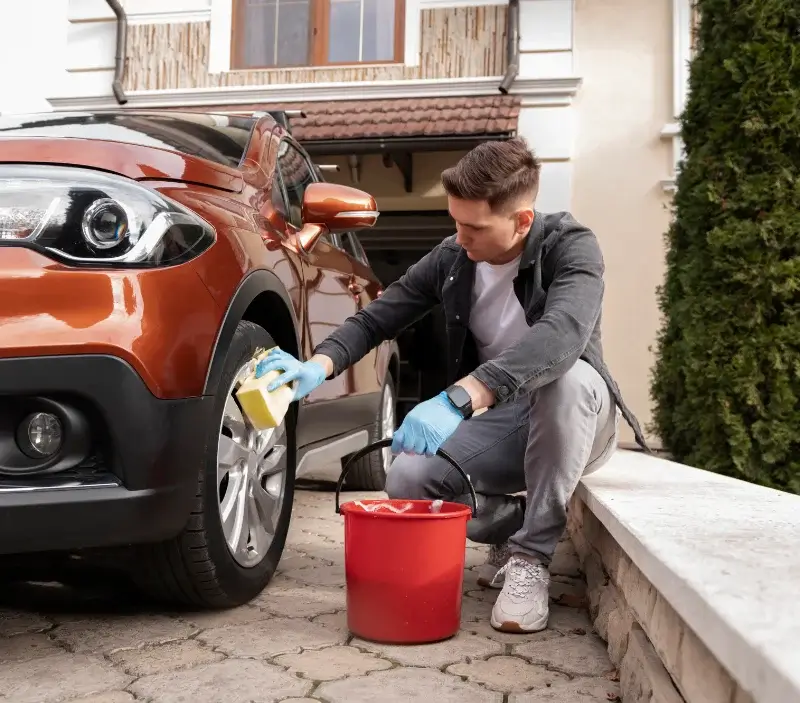 Lavage auto à domicile Osséja : professionnel intervenant sur un véhicule
